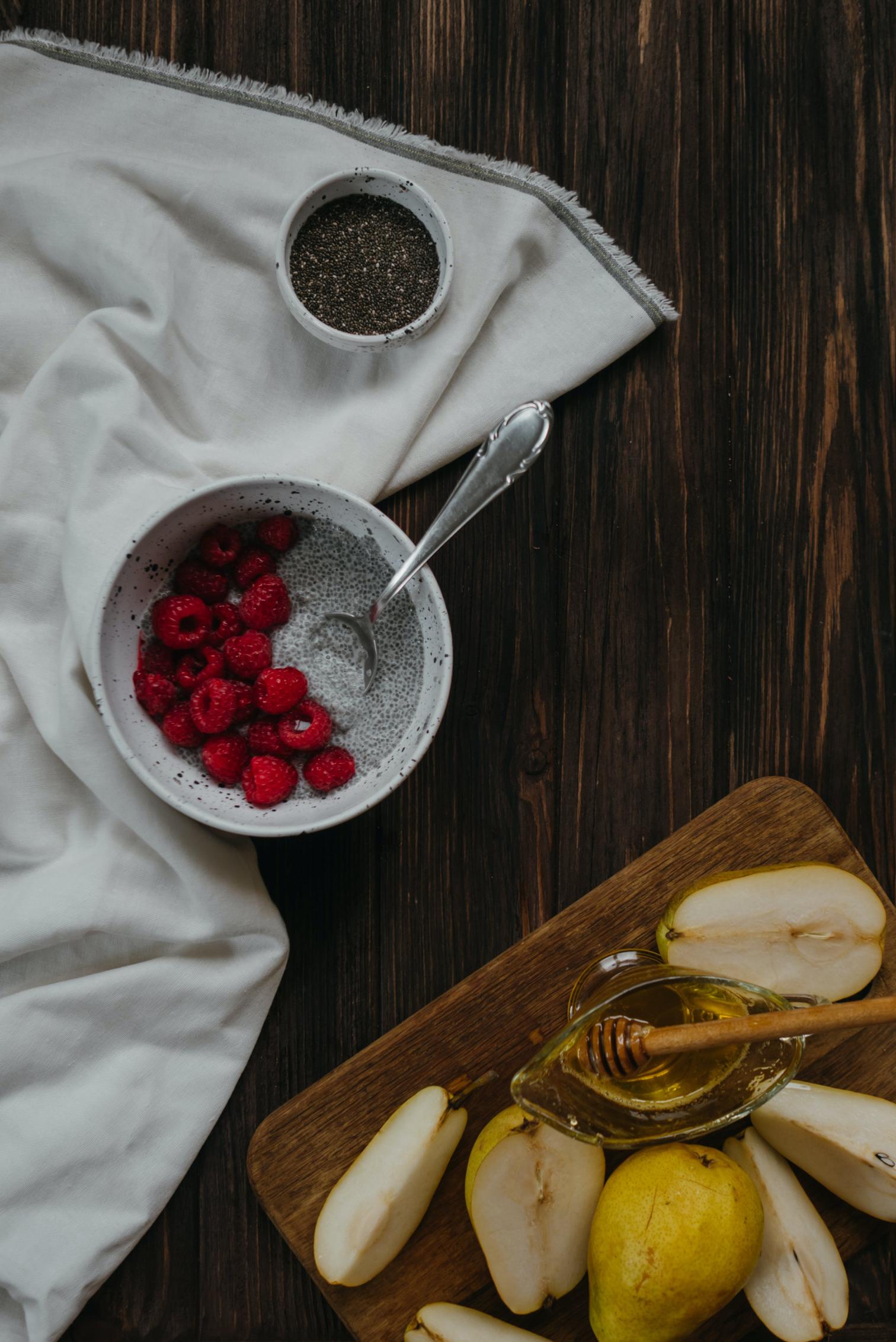 Krok po kroku: jak przygotować zdrowy deser z malinami i jogurtem